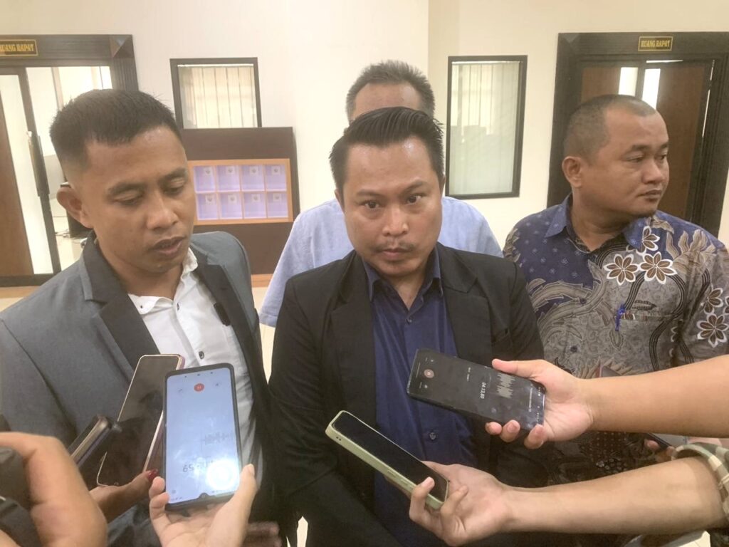 Kuasa Hukum kasus kematian di Gudang Apotek Kimia Farma Jalan Pangeran Hidayatullah Samarinda Tino Heidel Ampulembang menyebut banyak kejanggalan dari kematian kliennya.